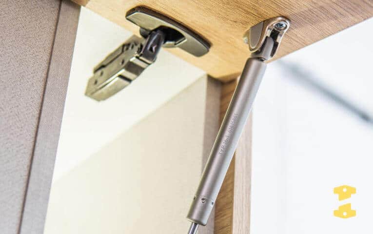 Pistones para puertas de muebles de cocina integral