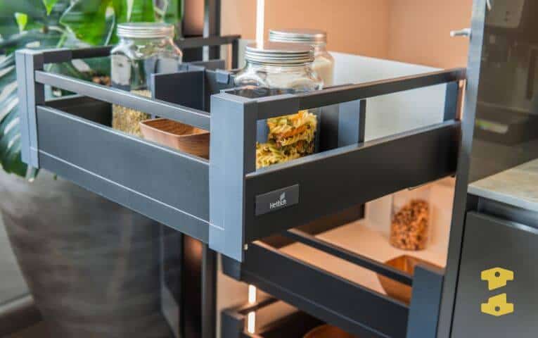 Sistema de almacenamiento extraíble y abatible para muebles de cocina