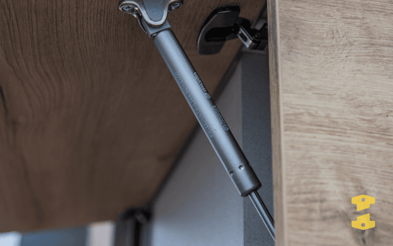 Pistón para gabinete de cocina Italiana Ferramenta, modelo L244