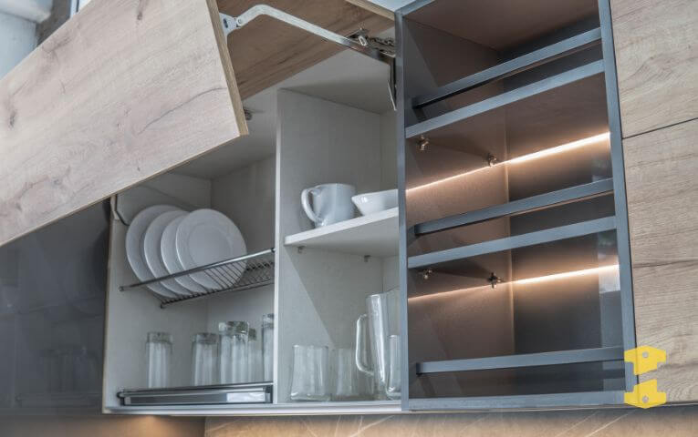 Platero con sistema Freefold para gabinete de cocina de alta gama