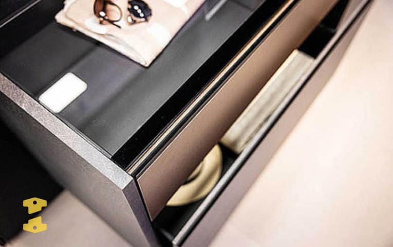 Cajón negro con vidrio Herrajes
